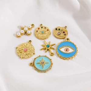 Set aus sieben Goldanhängern mit Kreuz-, Augen- und Sternmotiven sowie bunten Edelsteinen