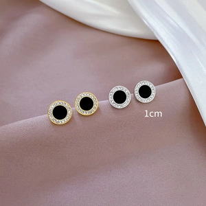 Orecchini a perno minimalisti in titanio con smalto nero e zirconi, diametro 1cm