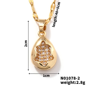 Détail macro du pendentif goutte doré avec zircons et chaîne de 40+5cm de longueur