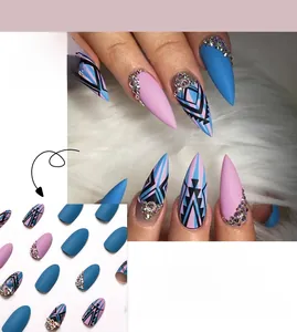 Détail de faux ongles mats bleu et rose avec motifs géométriques et strass brillants