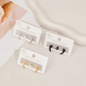 Lot de trois paires de boucles d'oreilles en acier avec feuilles et cristaux fins