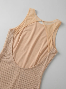 Gros plan sur robe moulante nude avec ornements en strass et empiècement dos en mesh