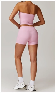 Détail de l'ensemble de yoga rose avec haut tube et short de sport à taille haute