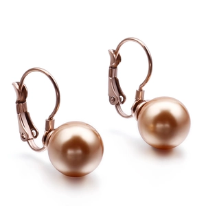 Élégantes boucles d'oreilles perles en or rose avec fermoir dormeuse sur fond blanc