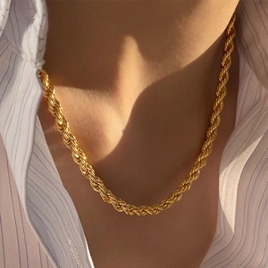 Bracelet chaîne torsadée dorée hip hop en acier titane porté avec éclat métallique