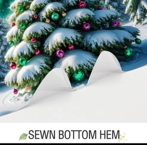 Detailansicht des genähten Bodensaums an einem Duschvorhang mit Weihnachtsbaummotiv