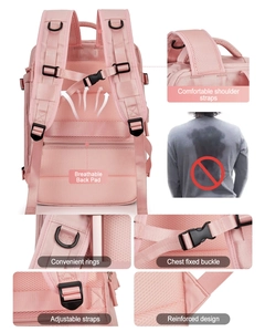 Detalle de mochila de viaje rosa con acolchado transpirable y correas de pecho.