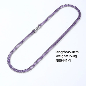 Detail van zilveren tennis ketting met paarse zirkonia steentjes, 45cm lengte
