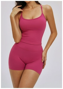 Détail du haut de yoga rose rouge et short taille haute avec texture côtelée