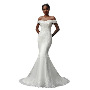 Elegantes schulterfreies Meerjungfrau-Brautkleid mit floraler Spitzenstickerei und Tüllschleppe