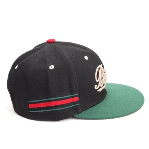 Casquette hip-hop noire à visière verte avec broderie lettre B et bandes colorées