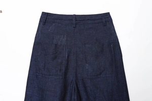 Detailansicht der Rückentaille und Doppeltaschen der dunkelblauen Baumwoll-Leinen-Hose