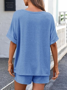 Outdoor-Rückansicht von blauem Oversize T-Shirt und Kordelzug-Shorts im Set