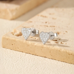 Boucles d'oreilles cœur en argent massif S925 avec Moissanite sur socle de pierre