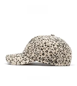Vue latérale de casquette léopard avec bords effilochés et toile de coton style vintage