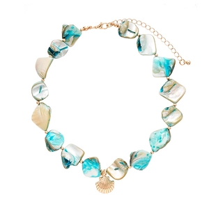 Collana stile marino con perline turchesi irregolari e ciondolo a conchiglia dorata