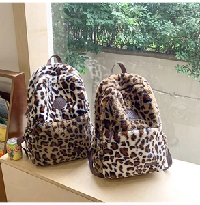 Vista dettagliata dello zaino in peluche leopardato con manico e spallacci regolabili