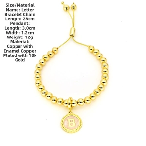 Détail du bracelet perlé plaqué or 18k avec pendentif lettre B en émail rose et dimensions