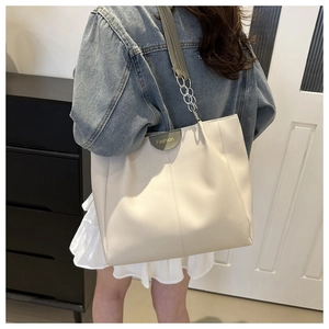 Borsa tote alla moda in pelle PU crema con tracolla a catena vista posteriore indossata