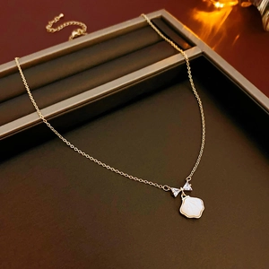 Détail du pendentif papillon avec zircons et nacre sur un collier plaqué or raffiné