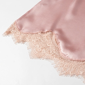 Mini-jupe en satin rose avec bordure en dentelle cil élégante et texture soyeuse