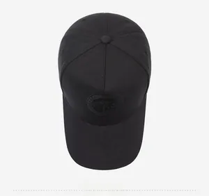Vista dall'alto di un cappellino da baseball nero con logo rino ricamato su sfondo chiaro