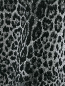 Nahaufnahme der grauen Leopardenmuster-Mohair-Struktur mit weichen Strickfasern