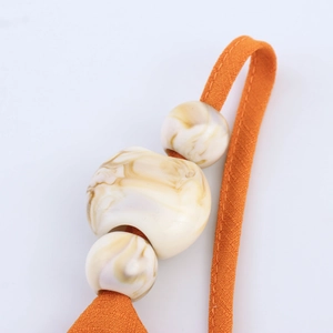 Perles à motif marbré sur sangle orange tissée pour une robe longue d'été