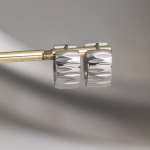 Geometrische Creolen aus poliertem Edelstahl mit modernem Strukturdesign für Damen
