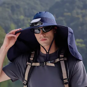 Dunkelblauer Outdoor Anglerhut mit Solarventilator und Nackenschutz zum Wandern