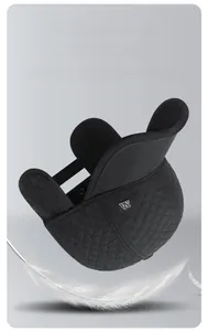 Dettaglio del cappello imbottito nero con paraorecchie, logo in metallo e piuma leggera
