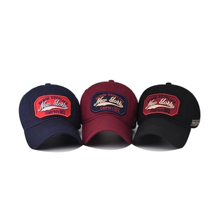 Drei Vintage-Baseballkappen aus Baumwolle mit New York-Stickerei in Marine, Rot und Schwarz