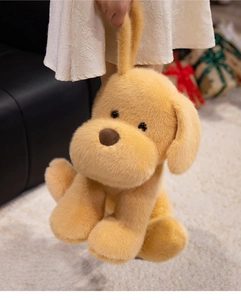 Dettaglio del peluche Golden Retriever in morbido tessuto con naso e orecchie soffici