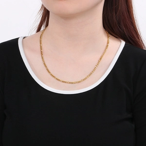 Detail of 4mm gold 3:1 link chain necklace in stainless steel worn by a model