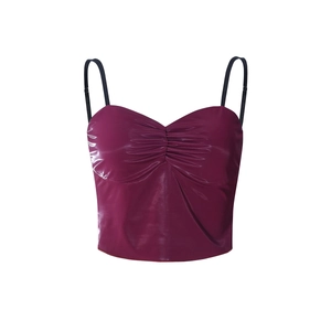 Détail d'un crop top en cuir PU bordeaux avec fines bretelles et design froncé