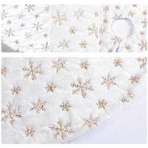 Détails de la jupe de sapin de Noël en peluche blanche avec des flocons de neige pailletés