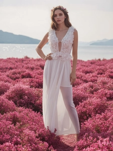Elegantes weißes Kleid mit tiefem V-Ausschnitt, Volants und rückenfreiem Bindeband