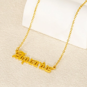 Collier minimaliste en acier inoxydable doré avec pendentif Verseau en police vieil anglais