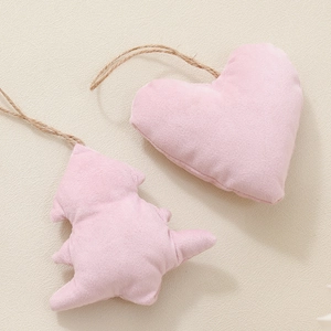 Addobbi natalizi in peluche rosa a forma di cuore e dinosauro con cordini di canapa