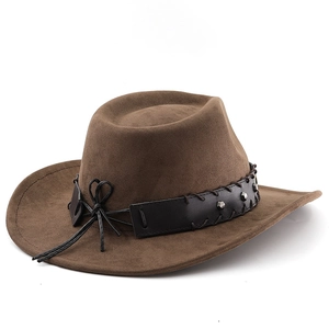Détail d'un chapeau de cowboy en feutre marron avec bandeau en cuir à rivets métalliques