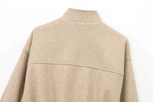 Dettaglio del colletto alla coreana e trama in lana spessa della giacca bomber casual