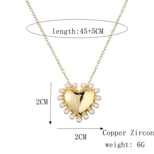 Détails du collier cœur avec perles et zircon montrant la longueur de chaîne de 45cm