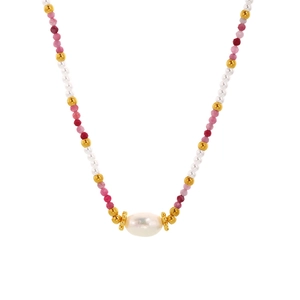 Collana fatta a mano con perle barocche, perline rosa sfaccettate e dettagli in oro acciaio