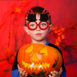 Halloween feestbril voor kinderen met rood montuur en zwarte kattenoren decoratie