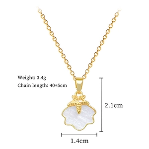 Dettaglio della collana con conchiglia e stella marina oro, 2,1cm x 1,4cm