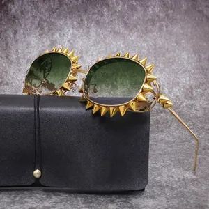 Ovale Steampunk Sonnenbrille Metallrahmen Mit Stacheligen Nieten Hohles Design Trendiger Punk Stil UV Schutz Für Erwachsene