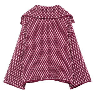 Rückansicht der burgunderweißen geometrischen Strickjacke mit großem Reverskragen