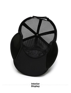 Détail interne de la casquette en maille respirante avec boucle et protège-oreilles