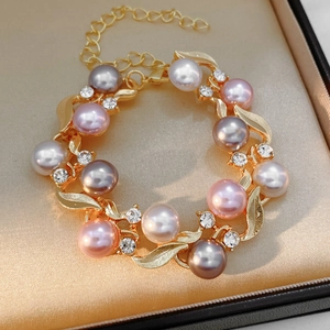 Vue détaillée du bracelet vintage doré avec perles multicolores dans son coffret