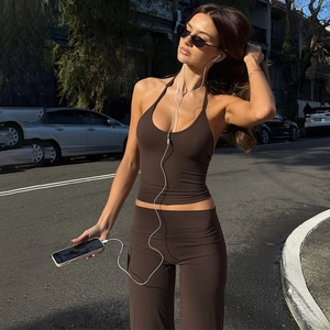 Détail d'un ensemble dos nu avec haut dos nu et legging taille haute marron foncé